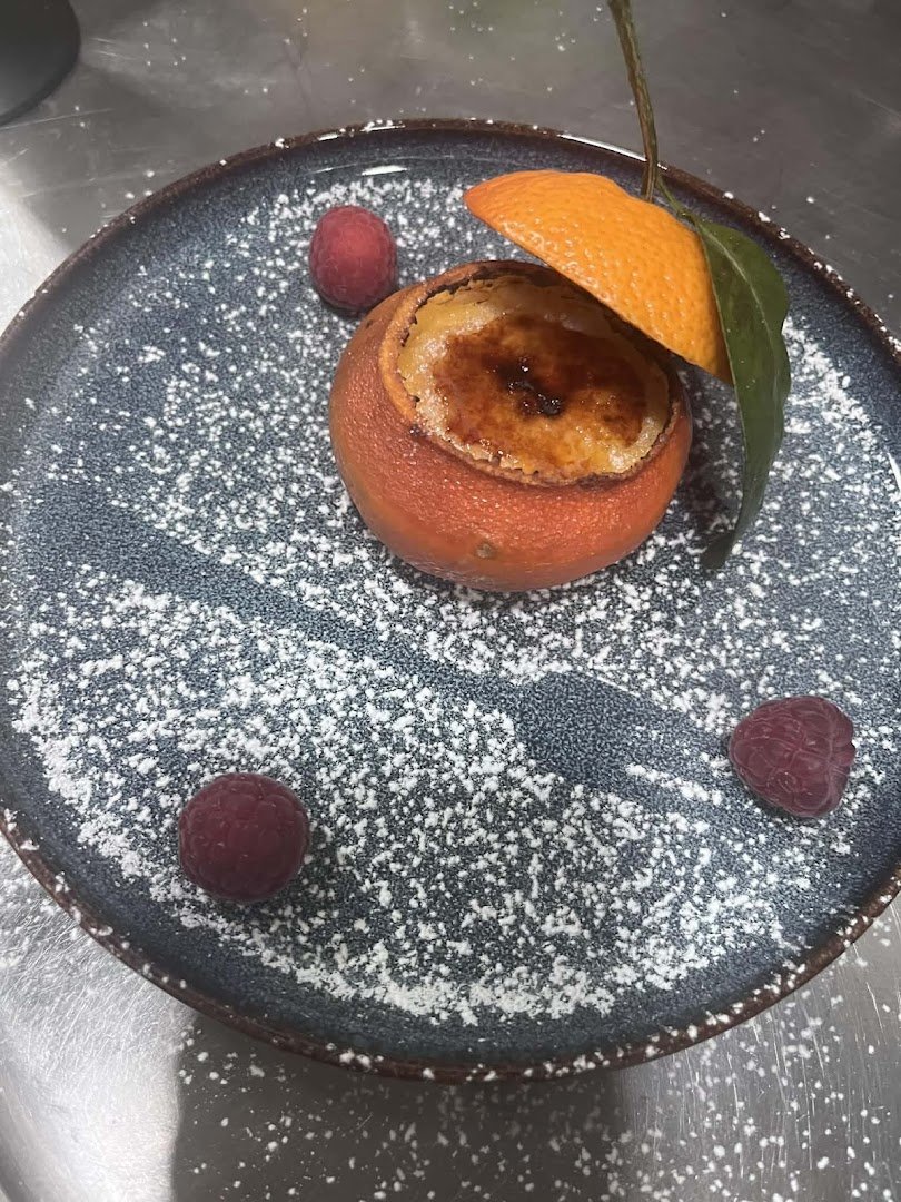 Postre servido en cáscara de naranja