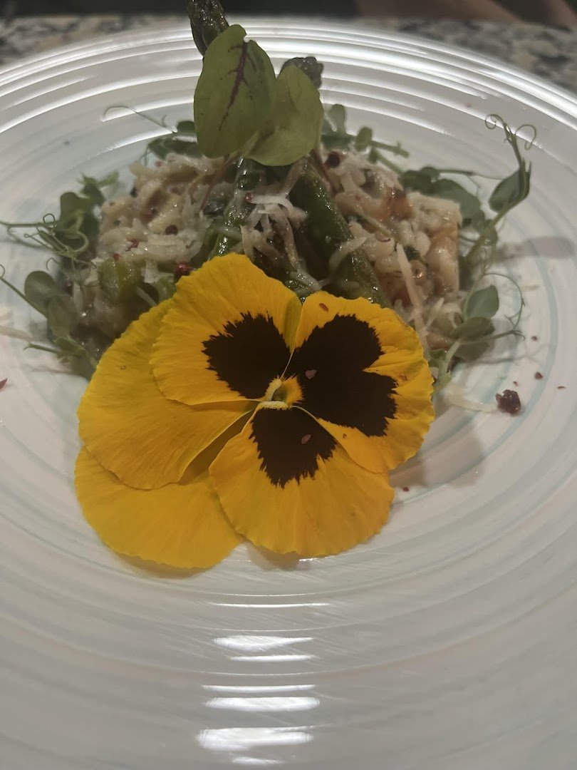 Plato de autor con flor comestible