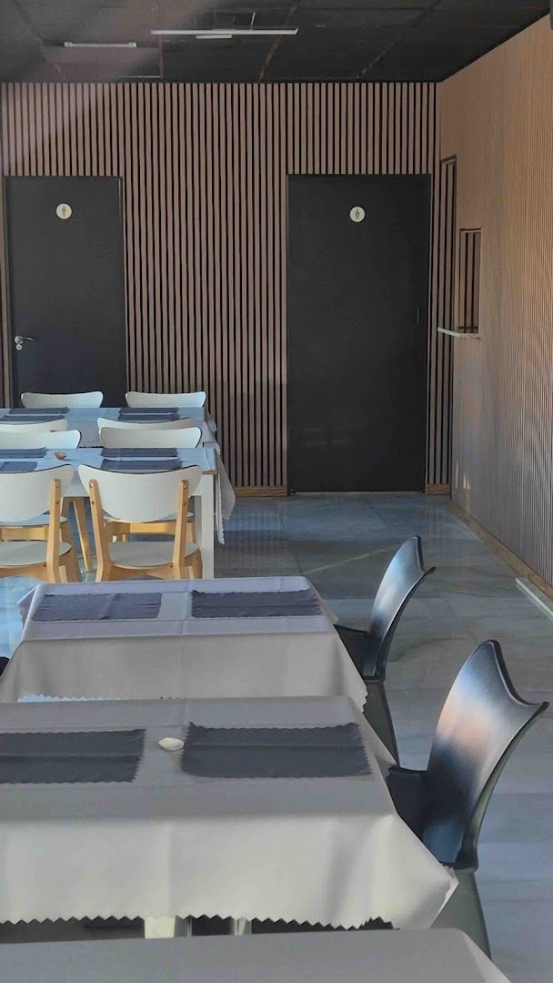 Interior con ambiente nocturno