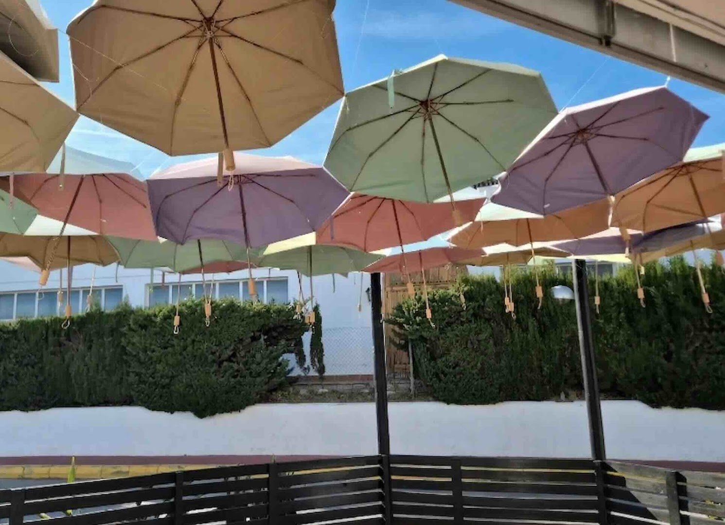 Terraza con parasoles de colores